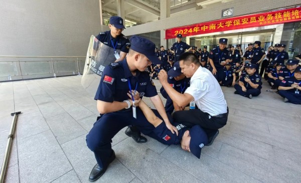 長沙紅光保安服務(wù)有限公司,長沙安保服務(wù),長沙安全服務(wù),長沙非武裝押運(yùn),勞務(wù)派遣服務(wù)